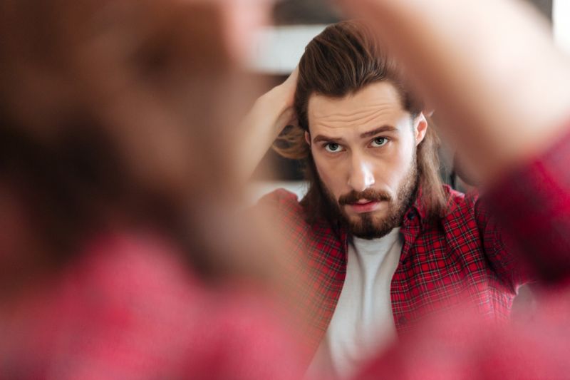 Le 5 migliori acconciature per uomini con i capelli lunghi