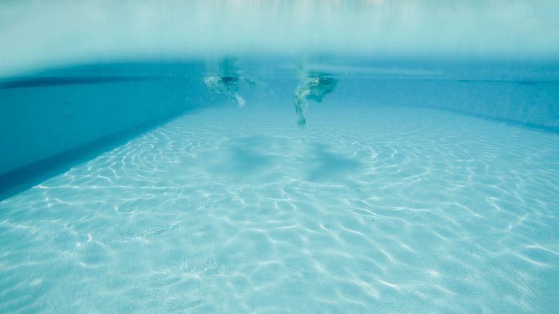 cloro nelle piscine influisce sui capelli